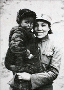 1937年，蔡畅抱着毛泽东与贺子珍的女儿李敏在延安凤凰山