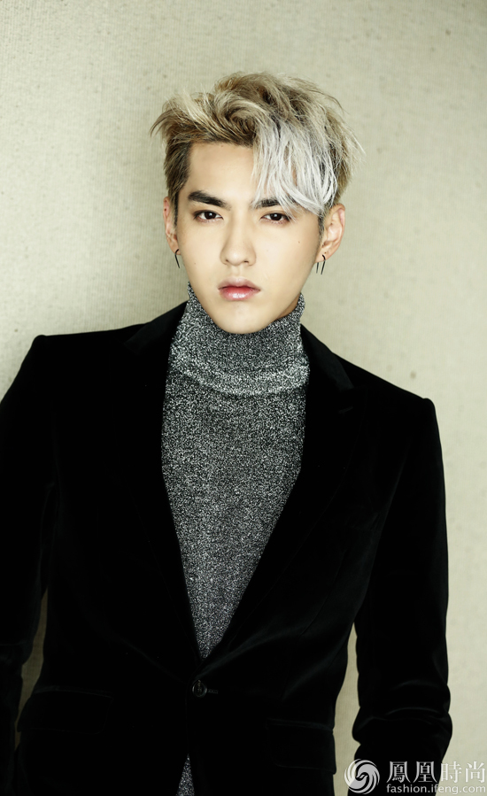 吴亦凡获金鹤奖最佳男主角 黑衣银发引领绅士