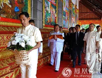 泰国皇室御赐袈裟布施活动在西双版纳曼扁玉佛寺举行