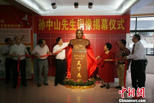 10月27日，孙穗芳向广州市花都区新华中学捐赠孙中山铜像。　宋秀杰　摄