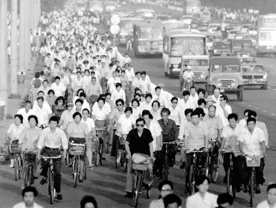 上世纪80年代,骑自行车上下班的人群