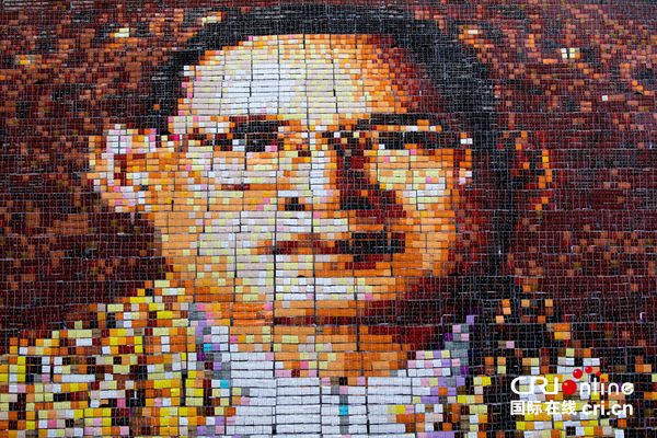 千名泰国学生组成 国王画像 纪念普密蓬逝世(高