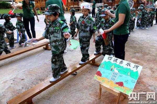 　　海南省军区幼儿园感受长征路线活动 上演长征版“cosplay”。
