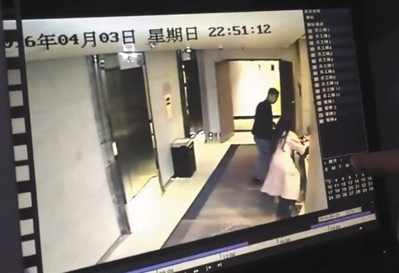 今年4月5日，一女房客在酒店走廊遭陌生男子强行拖拽。资料图片/监控视频截图