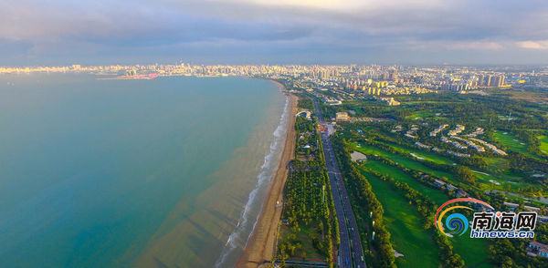 高空鸟瞰海口市西海岸新区,假日海滩一带美景尽收眼底。据了解,随着海秀快速路的开通,西海岸新区发展进入加速期,未来这里将建设成为集行政服务、总部经济、文化会展、旅游度假、健康养生、休闲娱乐、理想居住七大功能元素为一体的海口新核心区。 海报集团全媒体中心记者 张茂摄