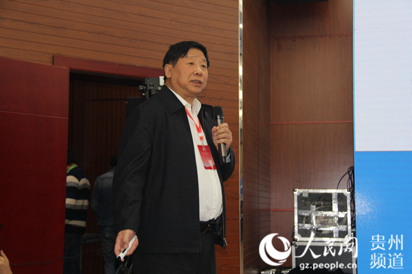 图为政协第十二届全国委员会委员、文史和学习文化会副主任叶小文发表演讲。王钦 摄