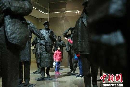 中国美术馆举办英国艺术家司徒安雕塑绘画个展