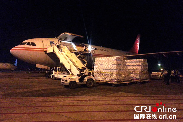 第二批乙肝疫苗于10月25日凌晨运抵仰光（摄影：李福胜）