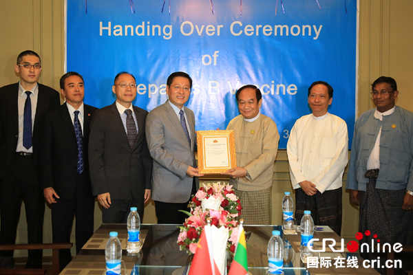 缅甸卫生和体育部部长敏推博士向中国驻缅甸大使洪亮赠送亲笔签名感谢信