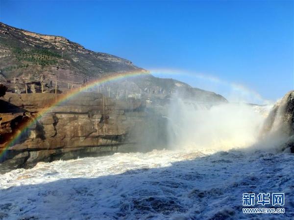 这是10月31日在山西省临汾市吉县拍摄的壶口瀑布彩虹。当日，晋陕大峡谷晴空万里，壶口瀑布彩虹当空，景色蔚为壮观。 新华社发 王辉耀 摄 图片来源：新华网