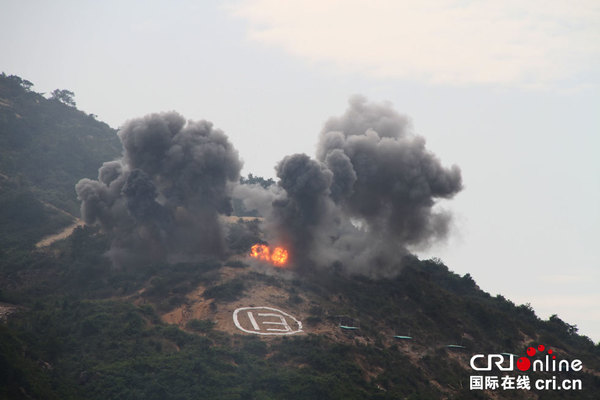 解放军驻港部队举行香江卫士 2016D联合实兵