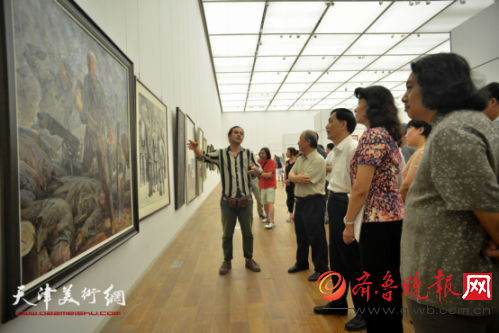 天津市庆祝中国共产党成立95周年美术作品展上赵鸿友、万镜明、王书平、贾广健等观赏陈晨的《英雄-血战临泽》。