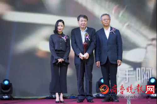 （演员杨明娜为郑晓龙颁“最佳导演”奖）