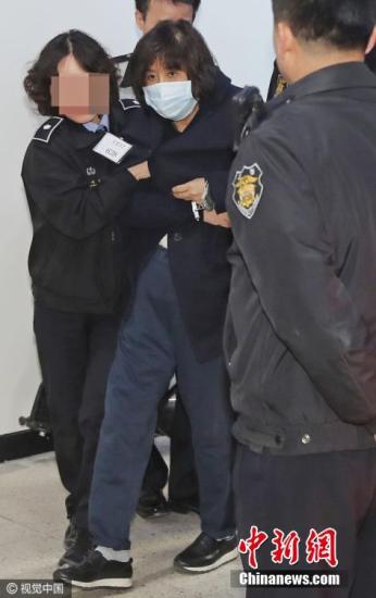 当地时间10月31日23时57分许，韩国检方紧急逮捕正在接受调查的“亲信干政”事件涉案人物崔顺实。图片来源：视觉中国