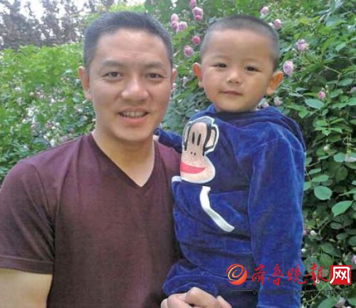 济南一门头房起火 热心居民刘程浓烟中跑上跑