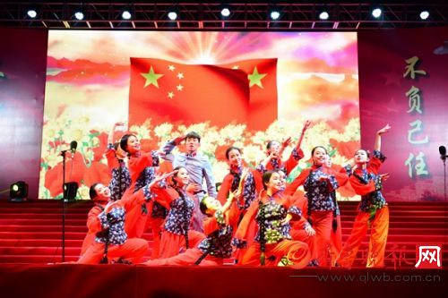圆满举办纪念红军长征胜利80周年大型歌咏比赛