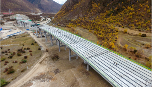 中铁七局施工人员在铺架察多3号特大桥