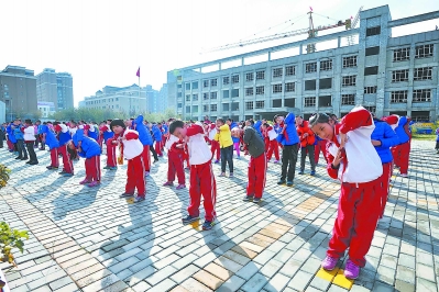 10月20日,泉州援建的昌吉市第十四小学里,孩子们在做早操.