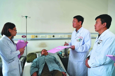 10月19日，福建医科大学附一医院援疆医生王晓辉领着昌吉州中医医院的眼科医生来到病房，观察患者的康复情况。