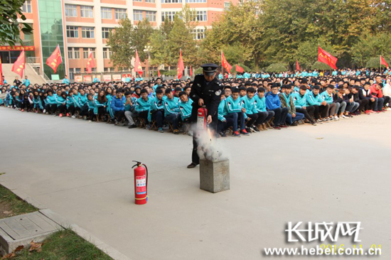 石家庄消防走进河北工程技术学院开展逃生灭火
