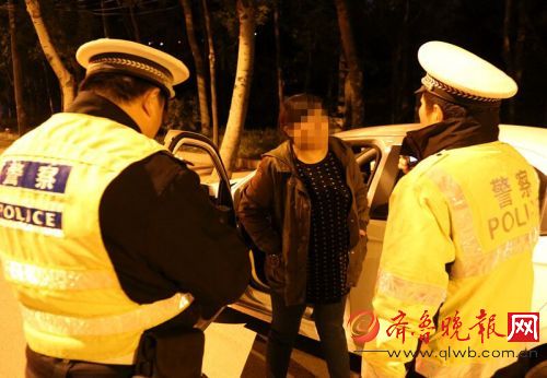 济南:女司机刚考过了科二就敢上路驾车 后座还
