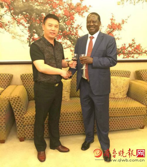 图:银凤集团董事长王建波先生(左)与肯尼亚领导人拉伊拉.奥延加先生