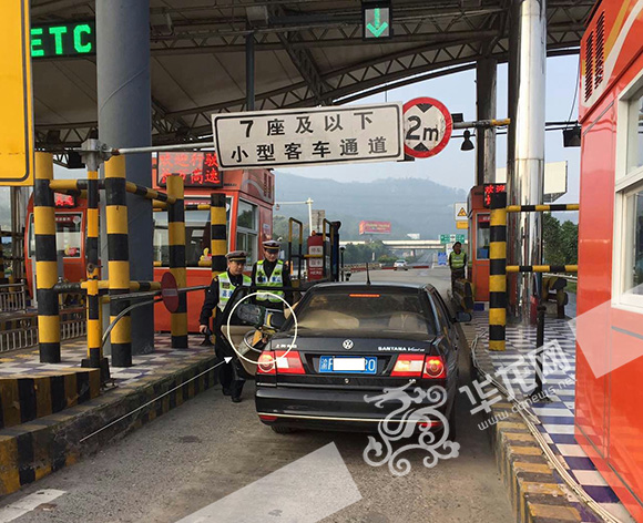 小车“载”摩托车想上高速路，车门关不上被拦下。市交通执法高速二支队二大队供图 华龙网发