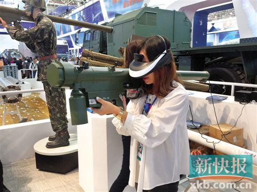 ■本报记者肩抗18公斤训练导弹体验真人CS。