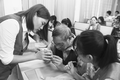 在公开课上，正常人和盲人朋友一起学盲文。