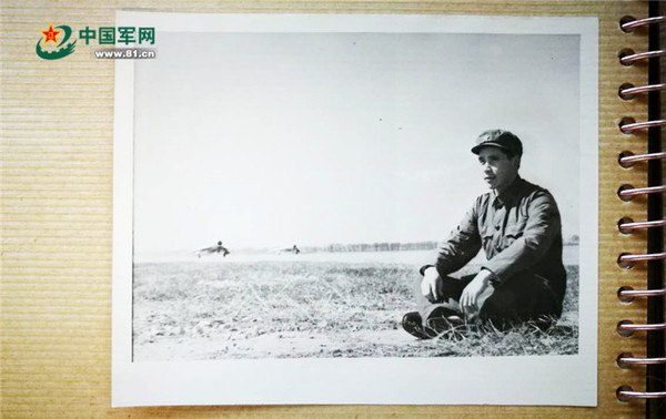 周宗奎在老部队——空一师机场旁留影