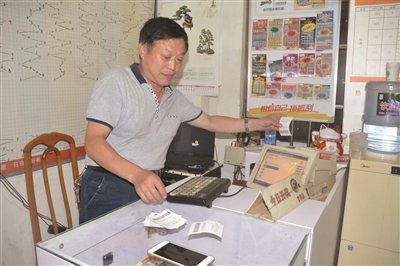 父子用心经营沭阳13680体彩店 服务周到成为