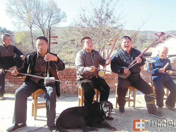 　　左权县石匣乡孔家庄村，盲艺人苍凉开唱。