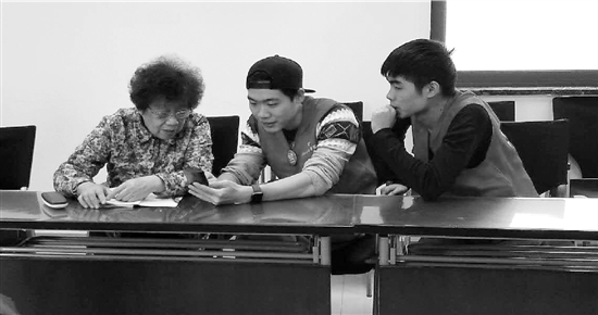 潮老人参加手机使用培训现在微信用得比电话