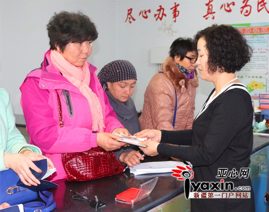 木萨尔镇文明路社区按时发放最低生活保障金温