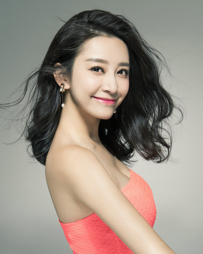 陈姝时尚写真大片曝光 妆容精致笑容甜美