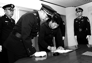 　　11月12日，在北京首都机场，闫永明在逮捕证上签字。　　新华社发