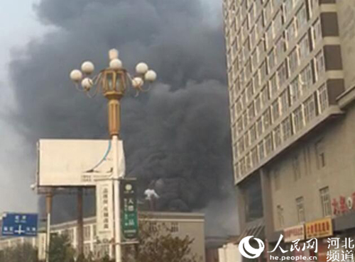 图为保定白沟新腾飞革业有限公司大火引发的浓烟飘散到数米开外。