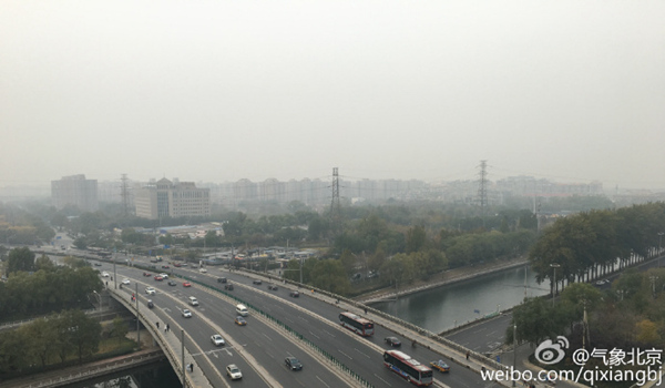 昨天下午，北京天空阴霾。图片来源：微博@气象北京
