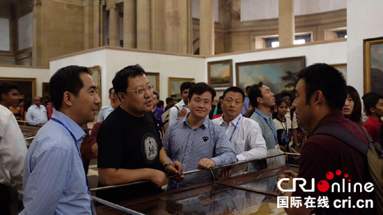 青年代表在加尔各答的维多利亚纪念馆参观并交换观点(摄影 赵江)