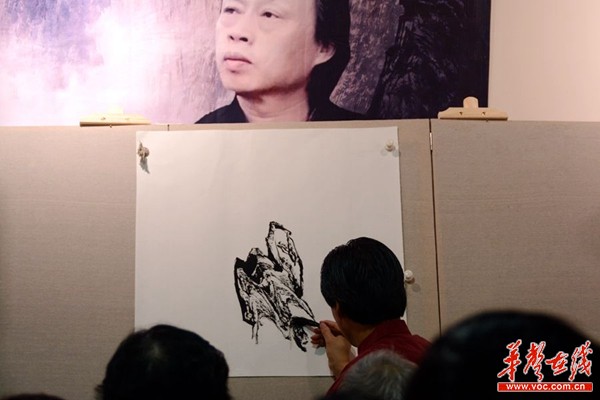 图为曾刚现场作画传授彩墨山水技法。