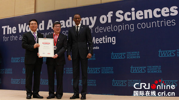 白春礼院长（左）和卢旺达总统卡加梅为获奖中国科学家赵东元颁奖。（邢一行 摄）