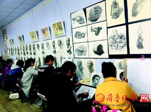 在画室备战艺考的考生