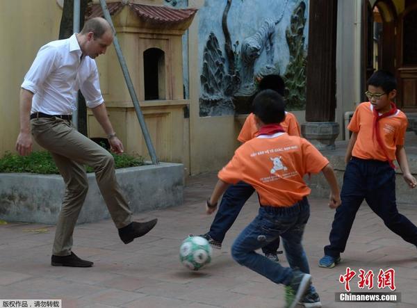 英国威廉王子拜访越南与小学生一起踢足球