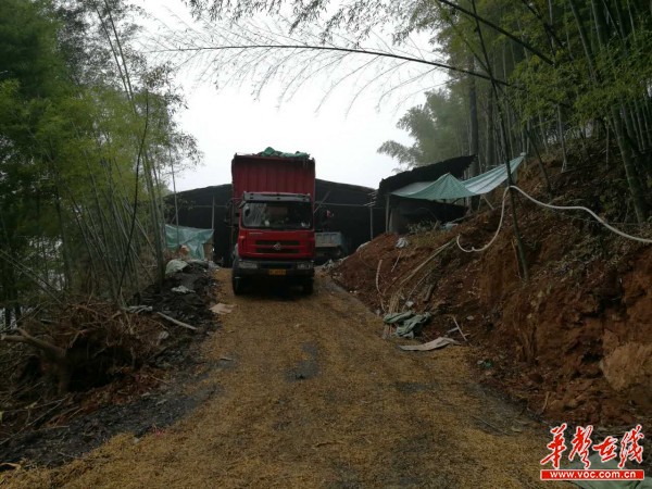 地下加工厂运输烟丝的货车