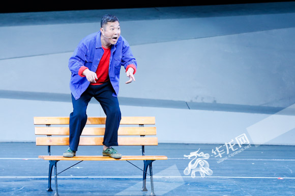 家门口看京津沪渝节目展演 重庆笑星凌淋携摘