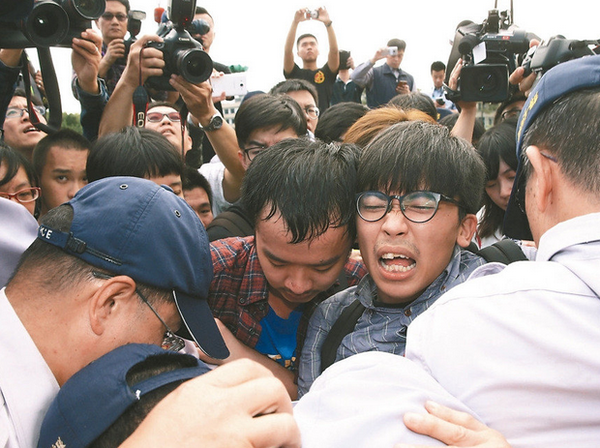 台湾：学生、劳工团体抗议砍7天假 与军警发生冲突