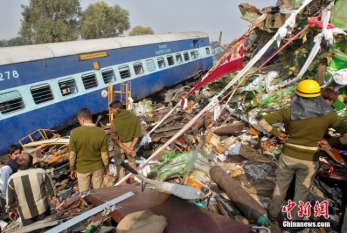印度列车脱轨已致120人死超200人伤 救援持续(图)