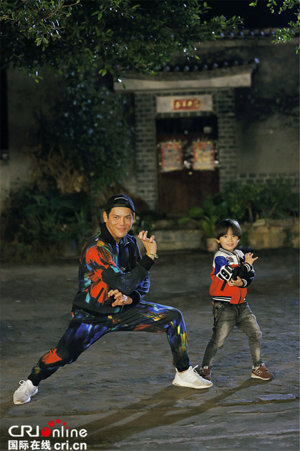 《爸爸4》向佐剧照曝光 教李亦航学功夫(图)
