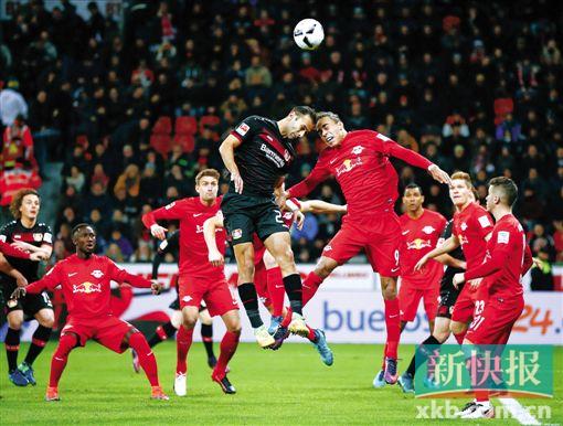 ■莱比锡队(红衣)在客场以3:2战胜勒沃库森队。  新华社发
