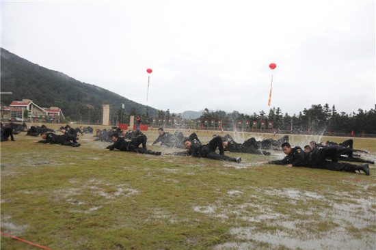 福建法治报-海峡法治在线11月23日讯 昨日,以红土警营快乐健身为主题的龙岩市公安局首届警察运动会在市人民警察培训学校开幕,龙岩市公安局机关、各县(市)公安局、直属分局、高速交警、森林公安等10个代表队共500余名警察代表参加。此次警察运动会除了先前进行的游泳比赛、五人制足球比赛及开幕式当天进行的拔河、田径等常规比赛项目,还特地增加了实弹射击、实战综合对抗等警察特有的比赛项目,是对龙岩市各级公安机关精神风貌、竞争意识、团队精神、集体荣誉感的一次大检阅。 (记者 陈章群 特约记者 张春波 通讯员 王占鑫